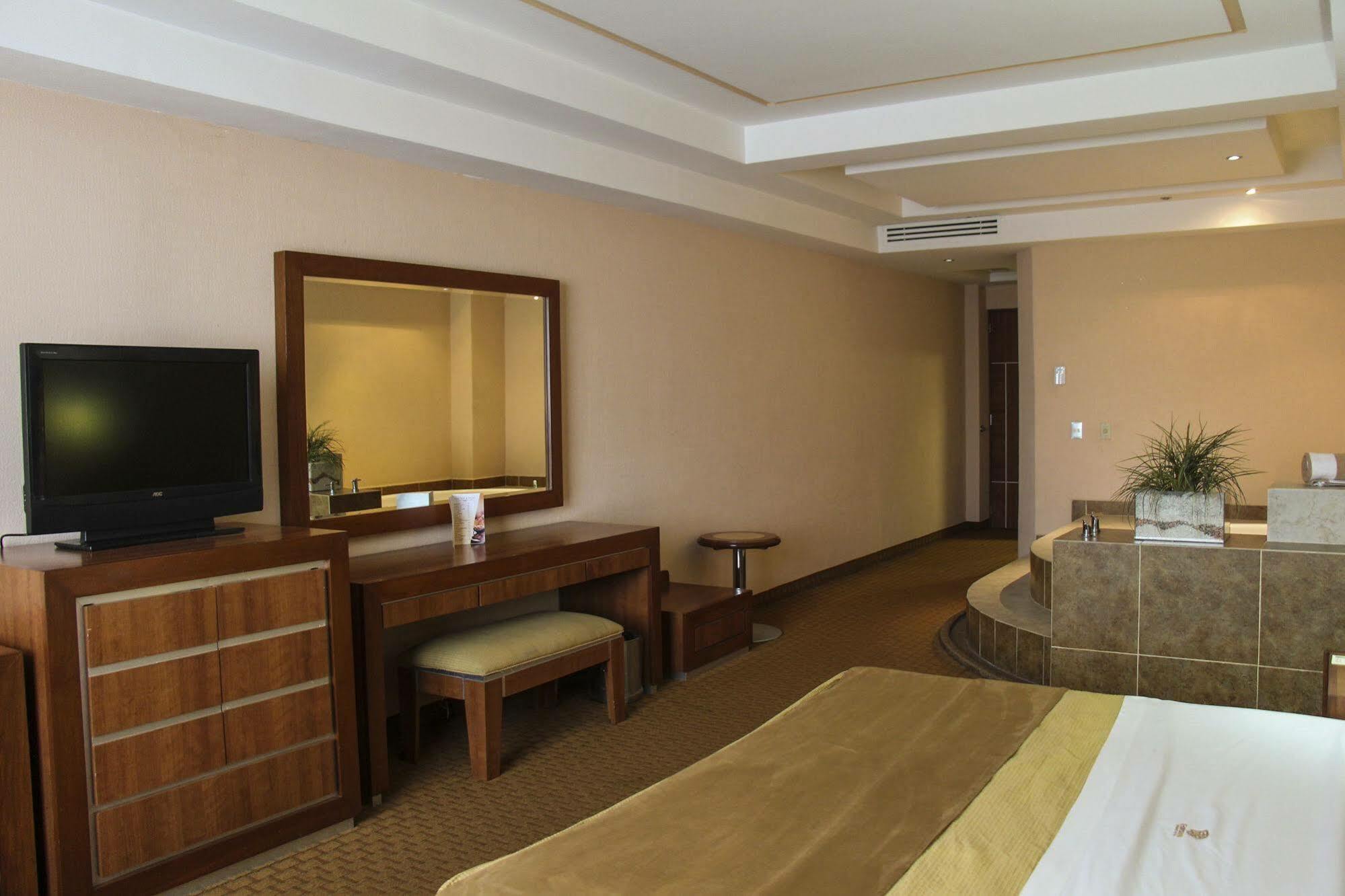 Hotel Soleil Business Class Celaya Екстериор снимка