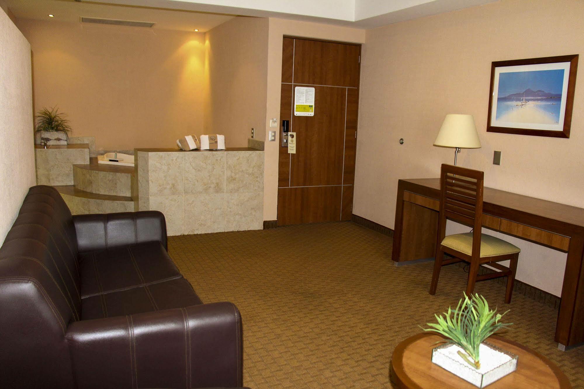 Hotel Soleil Business Class Celaya Екстериор снимка